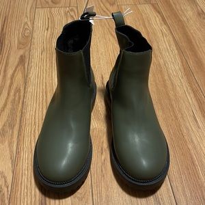 Brand new with tag Size 2 Youth Girls Old Navy Faux-Leather Chelsea Boot